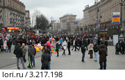 Гулянье на улице Крещатик  в Киеве, много людей (2012 год). Редакционное видео, видеограф Кирилл Трифонов / Фотобанк Лори