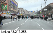 Гулянье на улице Крещатик  в Киеве, праздничный день (2012 год). Редакционное видео, видеограф Кирилл Трифонов / Фотобанк Лори