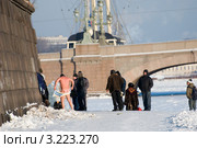 Раздетый на морозе мужчина вытирается полотенцем  после купания в ледяной проруби (2012 год). Редакционное фото, фотограф Румянцева Наталия / Фотобанк Лори