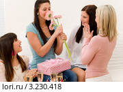 Именинница  с подарком нюхает букет цветов от подруг. Стоковое фото, фотограф CandyBox Images / Фотобанк Лори