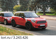 Два красных автомобиля Mini Cooper (Мини-Купер) (2011 год). Редакционное фото, фотограф Алёшина Оксана / Фотобанк Лори