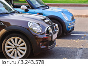 Два автомобиля Mini Cooper (Мини Купер) (2011 год). Редакционное фото, фотограф Алёшина Оксана / Фотобанк Лори
