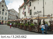Туристы у ресторана Olde Hansa, Таллин (2008 год). Редакционное фото, фотограф Игорь Соколов / Фотобанк Лори