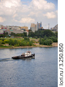 Новосибирск, речной буксир идет по Оби на фоне города (2011 год). Редакционное фото, фотограф Анна Мартынова / Фотобанк Лори