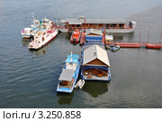 Лодочная пристань на Оби, Новосибирск (2011 год). Редакционное фото, фотограф Анна Мартынова / Фотобанк Лори