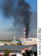 Столб дыма над местом пожара (2008 год). Редакционное фото, фотограф Родион Власов / Фотобанк Лори