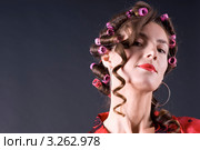 Женщина средних лет с накрученными на бигуди волосами. Стоковое фото, фотограф Владимир Белобаба / Фотобанк Лори