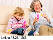 Счастливые бабушка и внучка пускают мыльные пузыри. Стоковое фото, фотограф CandyBox Images / Фотобанк Лори