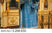 Русская православная церковь. Вечерня, диакон перед царскими вратами. Праздничное облачение голубого цвета (2012 год). Редакционное видео, видеограф Mikhail Erguine / Фотобанк Лори