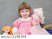 Девочка в розовом платье сидит на диване среди игрушек. Стоковое фото, фотограф Кекяляйнен Андрей / Фотобанк Лори