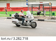 Мотоциклист на дороге (2010 год). Редакционное фото, фотограф Алёшина Оксана / Фотобанк Лори