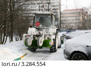 Трудности механизированной уборки снега в городских дворах (2012 год). Редакционное фото, фотограф Щеголева Ольга / Фотобанк Лори