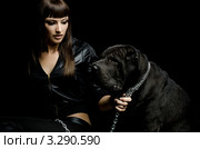 Девушка с собакой на цепи на черном фоне. Стоковое фото, фотограф Алексей Многосмыслов / Фотобанк Лори