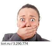 Удивленная темнокожая девушка с выпученными глазами прикрыла рот рукой. Стоковое фото, фотограф Алексей Сергеев / Фотобанк Лори