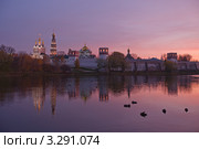 Новодевичий монастырь на закате (2011 год). Стоковое фото, фотограф Павел Широков / Фотобанк Лори