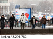 Участники акции "Белый круг", организованной в рамках движения "За честные выборы" на Садовом кольце в районе Крымского моста, Москва (2012 год). Редакционное фото, фотограф Николай Винокуров / Фотобанк Лори