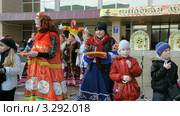 Масленица угощает детей блинами. Город Крымск, Краснодарский край (2012 год). Редакционное видео, видеограф Федор Королевский / Фотобанк Лори