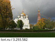 В Новодевичьем монастыре осенью. Радуга. (2011 год). Стоковое фото, фотограф Павел Широков / Фотобанк Лори