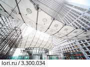 Арка в деловом районе Ла-Дефанс в Париже, Франция. Вид снизу (2010 год). Редакционное фото, фотограф Losevsky Pavel / Фотобанк Лори