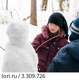 Девочка мальчик и снеговик. Стоковое фото, фотограф Игорь Низов / Фотобанк Лори