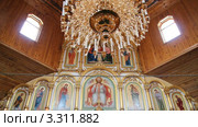 Русская православная церковь. Храм святого праведного Симеона Верхотурского, Уфа. Паникадило и иконостас. Стоковое видео, видеограф Mikhail Erguine / Фотобанк Лори
