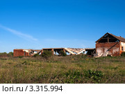 Разрушенное здание в поле (2011 год). Стоковое фото, фотограф Зобков Юрий / Фотобанк Лори