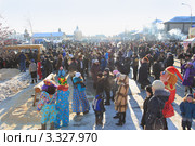 Много народа в Масленицу на Сретенской площади. Город Ялуторовск (2012 год). Редакционное фото, фотограф Анатолий Матвейчук / Фотобанк Лори