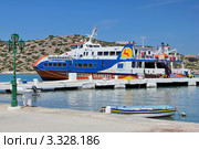 Быстроходный катамаран Dodecanese Express ("Додеканес экспресс") в порту Сими (2011 год). Редакционное фото, фотограф Александра Меланич / Фотобанк Лори