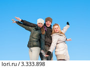 Весёлые молодые люди стоят расставив руки в сторону  на фоне голубого неба. Стоковое фото, фотограф Игорь Низов / Фотобанк Лори