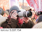 Фотограф на митинге "За новые выборы" 10 марта 2012 года на Новом Арбате. Редакционное фото, фотограф Алёшина Оксана / Фотобанк Лори