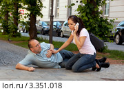 Девушка вызывает скорую для мужчины с сердечным приступом. Стоковое фото, фотограф Erwin Wodicka / Фотобанк Лори