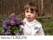Девочка в лесу с букетом сиреневых цветов (2011 год). Редакционное фото, фотограф Юлия Гусакова / Фотобанк Лори
