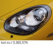 Фара современного автомобиля Porsche Cayman S (2012 год). Редакционное фото, фотограф Владимир Сергеев / Фотобанк Лори