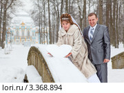 Жених и невеста около снежной формы в виде сердца. Стоковое фото, фотограф Кекяляйнен Андрей / Фотобанк Лори