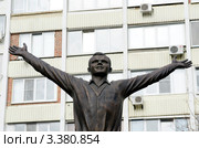 Памятник Юрию Гагарину. Ростов-на-Дону, проспект Королева (2012 год). Редакционное фото, фотограф Олег Пчелов / Фотобанк Лори