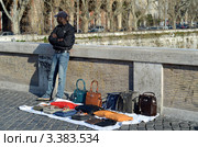 Продавец контрафактных сумок в Риме (2012 год). Редакционное фото, фотограф Окунев Александр Владимирович / Фотобанк Лори