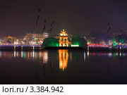 Вид на исторический центр города с новогодней подсветкой и башня Черепахи (Таб Руа) на озере Хоан Кием. Ночной Ханой. Вьетнам (2011 год). Редакционное фото, фотограф Ольга Липунова / Фотобанк Лори