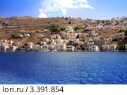 Греция.Группа островов Додеканес ( Dodecanesse). Остров Сими (Symi). Дома различных цветов на прибрежных скалах. (2008 год). Стоковое фото, фотограф Куликов Константин / Фотобанк Лори