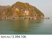 Рыбацкая деревня на фоне живописного морского пейзажа. Вьетнам. Залив Халонг. Остров Катба (2011 год). Стоковое фото, фотограф Ольга Липунова / Фотобанк Лори