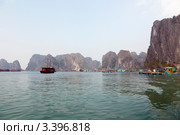 Рыбацкая деревня Доу Гоу на фоне живописного морского пейзажа. Вьетнам. Залив Халонг. Остров Катба (2011 год). Стоковое фото, фотограф Ольга Липунова / Фотобанк Лори
