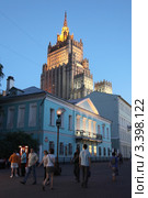 Вечерний Арбат. Дом-музей Пушкина и здание МИД с подсветкой. Москва. (2010 год). Редакционное фото, фотограф Ольга Липунова / Фотобанк Лори