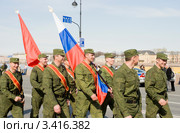 Колонна военнослужащих участников парада на набережной. Знаменная группа (2011 год). Редакционное фото, фотограф Александр Щепин / Фотобанк Лори