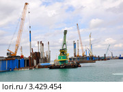 Трубошпунт и шпунт Лассена в строительстве морского порта Сочи Имеретинский (2011 год). Редакционное фото, фотограф Анна Мартынова / Фотобанк Лори