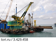 Плавкран "Черноморец-2" с грузом трубошпунта при строительстве порта Сочи Имеретинский (2011 год). Редакционное фото, фотограф Анна Мартынова / Фотобанк Лори
