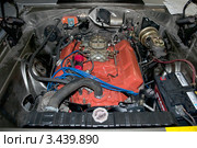 Двигатель V8 в моторном отсеке автомобиля "Плимут Бельведер Род Ранер" (Plymouth Belvedere Road Runner) 1970 г. в. Редакционное фото, фотограф Виктор Карасев / Фотобанк Лори