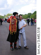 День Победы. Ветеран-есаул фотографируется с иностранцем в парке им.Горького (2011 год). Редакционное фото, фотограф Илюхина Наталья / Фотобанк Лори