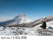 Фотограф снимает Корякский вулкан на Камчатке (2009 год). Редакционное фото, фотограф А. А. Пирагис / Фотобанк Лори