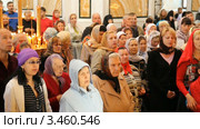 Русская православная церковь,  Пасха. Пасхальная служба. Верующие и диакон читают Отче наш (2012 год). Редакционное видео, видеограф Mikhail Erguine / Фотобанк Лори