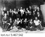 Производственный коллектив. Ретро фотография, конец 20-х - начало 30-х годов, СССР. Стоковое фото, фотограф Истомина Елена / Фотобанк Лори