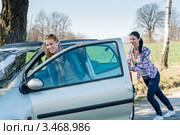 Девушки толкают автомобиль. Стоковое фото, фотограф CandyBox Images / Фотобанк Лори